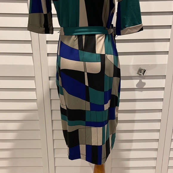 Oui Collection MIDI V-Neck MIDI Dress in an asymmetrical Print with Belt. - Picture 6 of 12